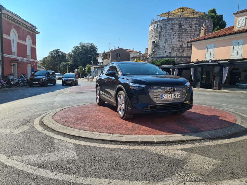 taxiporeceu_electric_car_1